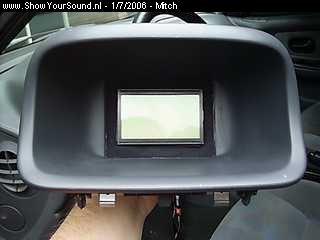 showyoursound.nl - JBL Freak - mitch - SyS_2006_7_1_22_27_7.jpg - een mooie afdekplaat in de V6, heb de quintezz radar alert eruit gehaald en die in het originele navigatie console geplaatst. 