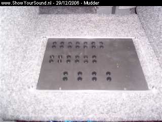 showyoursound.nl - Kleine inbouw in mijn 4x4 - mudder - SyS_2006_12_29_14_59_21.jpg - Hier is de gepoten EQX-II te zien van Audiocontrol.BR