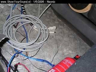 showyoursound.nl - Gothic Clio - neonic - SyS_2006_5_1_22_1_15.jpg - Hier alvast wat spaghettie wat ik nog wat weg moet werken. Hier zie je kabels voor me pc, rca-kabels, speakerdraden en de kabel die op het aansluitblok komt.