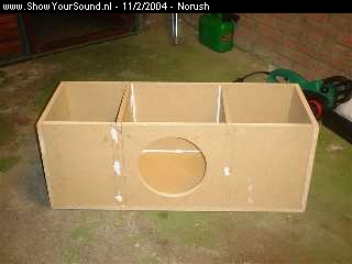showyoursound.nl - Kever instal - norush - dsc00203.jpg - De box voor de sub en de ovale achter speakers. 18mm MDF. De doos heb ik precies op maat gemaakt voor de kattenbak (achter de achterbank) van mijn kever.
