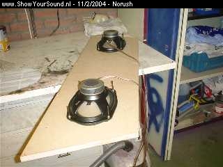 showyoursound.nl - Kever instal - norush - dsc00208.jpg - De ovale Pioneer speakers van onderen gemonteerd om de doos mee af te sluiten.