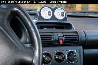 showyoursound.nl - opel tigra sound - opelbjorntigra - SyS_2008_11_8_20_35_57.jpg - pvacuum meter en oliedruk meter, omhulzing meegespoten in kleur van de auto./p
