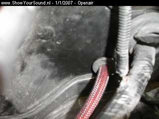 showyoursound.nl - poloow klaar maken voor SQ 2007 - openair - SyS_2007_1_1_23_8_29.jpg - de 33mm2 voedings kabel loopt hier viaBRje een rubbertule het motoruim in en ookBRis deze kabel weer beschermt met snakeskin
