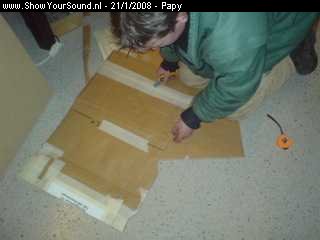 showyoursound.nl - Espl install - papy - SyS_2008_1_21_10_7_24.jpg - pOm de bodem te maken hebben we eerst een stuk karton gepakt om een mal van de bodemplaat te maken./p