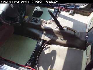 showyoursound.nl - Rockford 206 - pdebie206 - SyS_2008_8_7_20_0_2.jpg - pvloerbedekking er uit./pBRpDe rca die je hier ziet lopen is verwijdert en vervangen door een Rockford Fosgate rfi-20 en een rfit-20/pBRpDe oude speakerkabel (roodzwarte draad onder de rca) hebben we gebruikt als remote kabel, omdat deze iets dikker is dan zon remote die bij zon kant-en-klaar setje zit en dus minder breekbaar./p