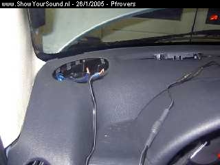 showyoursound.nl - Peugeot Partner Car mobile entertainment - pfrovers - audio_peugeot_023.jpg - De speakerbedrading moest compleet opnieuw getrokken worden, de auto was namelijk niet voorzien van radiovoorbereiding. Er lag alleen een stekker in de portieren voor een woofer op aan te sluiten./PPDe tweeterbedrading is gesoldeerd op de speakerkabel.
