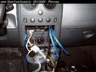 showyoursound.nl - Peugeot Partner Car mobile entertainment - pfrovers - audio_peugeot_065.jpg - De bedrading gelegd voor de aansluiting op de headunit van JVC. Bij elkaar een flinke bos kabels.