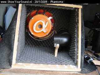 showyoursound.nl - Emphaser - rodek - Alphasonic  (900 w Rms @ 1ohm) - phantomx - SyS_2006_1_29_21_34_23.jpg - Men poort moest 25cm lang zijn. dus er maar een bochtje opgezet hé.BRVerder de kist volledig bekleed met audioschuim. 