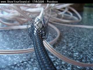 showyoursound.nl - da bOmb - pocoloco - SyS_2006_6_17_22_7_0.jpg - Hier bezig met snakeskin om het speaker draad