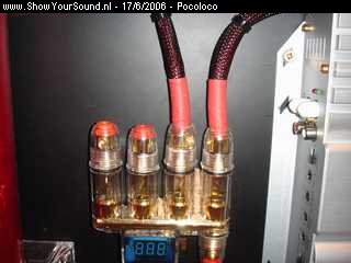 showyoursound.nl - da bOmb - pocoloco - SyS_2006_6_17_22_9_1.jpg - alles wat al in de bekisting vast gezet kan worden zit er nu in.BRna montage van dit geheel ,gaan de andere kabels er op aangesloten worden. 