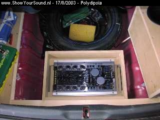 showyoursound.nl - Honda civic coupe SQ install - polydipsia - p1010044.jpg - De amp komt dus onder de laadvloer te liggen.