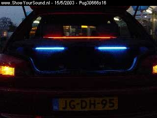showyoursound.nl - 30 666 Install - pug30666s16 - dsc00191.jpg - Bij duisternis de neon in de koffer en op de hoedenplank, er zitten ook 2 blauwe strobos in de koffer.BROnder de auto zit ook een neon set. rond om Rood behalve voor daar zitten 2 blauwe neons