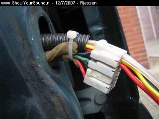 showyoursound.nl - Phonocar + Power Acoustik install - rjessen - SyS_2007_7_12_0_19_6.jpg - pAan de bijrijderskant is te zien dat de originele kabels aan de onderkant zitten./pBRpAan de bovenkant heb ik om beschadiging van de kabels tegen te gaan deze in een doorvoerthule geplaatst./pBRpDe stekker heb ik doorgeboord om zo de ruimte te maken die noodzakelijk is om de extra draden naar de deur te trekken./p