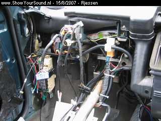 showyoursound.nl - Phonocar + Power Acoustik install - rjessen - SyS_2007_8_15_22_57_43.jpg - pAls je dit vergelijkt met twee fotos terug, dan kan je zien, dat er een hoop kabels verdwenen lijken te zijn, omdat deze in de thule lopen, om geen kabelbende te krijgen onder het dashboard./pBRp /pBRpOok heb ik de originele bekabeling moeten aanpassen voor het alarm, en dat heb ik helemaal ingewerkt in de originele bekabelingsboom./pBRpOm dat zo ver mogelijk buiten het normale bereik van grijpgrage handje te doen, heb ik de originele kabelboom van de wagen opengemaakt, aangepast, en hierna met linnentape terug ingepakt./pBRp /pBRpStaat veel netter zo./p