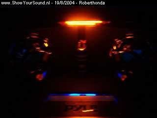 showyoursound.nl - Honda accord coupe - roberthonda - afbeelding_0911.jpg - foto in het donker met neon aan.
