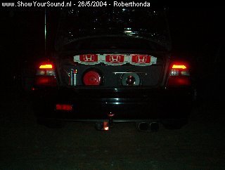 showyoursound.nl - Honda accord coupe - roberthonda - afbeeldingen_hp_fotocamera_010.jpg - totaal beeldje, de kabels bovenop de kist moeten nog weggewerkt worden