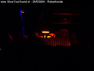 showyoursound.nl - Honda accord coupe - roberthonda - afbeeldingen_hp_fotocamera_011.jpg - ook neon ingebouwd achter de condensator en onder het rockfordlogo hier ligt een plaat in mijn reservewiel en aan de bovendste plaat is de neon vastgezet