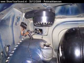 showyoursound.nl - BMW Project Primeiro - robinadriaensen - SyS_2006_12_30_18_17_46.jpg - en hier komen de 2 kabels uit in de kofferbak, nu nog even de dop terug in het gat stoppen
