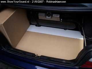 showyoursound.nl - BMW Project Primeiro - robinadriaensen - SyS_2007_8_21_11_35_14.jpg - phier zit de kist in de auto, ook even een&nbspbodemplaat gemaakt. op de schijding tussen het witte en bruine komt een wand recht omhoog. de bodemplaat wordt uitneembaar met versterker en powercab/p