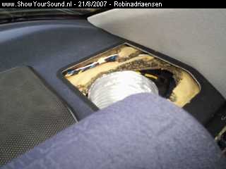 showyoursound.nl - BMW Project Primeiro - robinadriaensen - SyS_2007_8_21_11_36_16.jpg - phier komt de voorlopig alluminium poort via het gat / rooster van de standaard hoedenplank speaker naar binnen kijken./pBRproostertje erover en je ziet er niets van :D/p