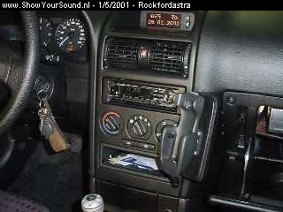 showyoursound.nl - Company car with Rockford - rockfordastra - Dsc00008.jpg - Kenwood headunit and a cd changer mounted in the glove-compartment.