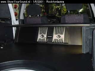 showyoursound.nl - Company car with Rockford - rockfordastra - Dsc00011.jpg - Here you can see my Rockford 200a4 and a 100a2 amp connected with an Rockford Spacer.
