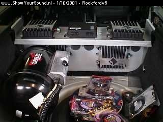 showyoursound.nl - Powerfull Rockford Installation in a Golf V5 - rockfordv5 - 5a.jpg - Heres the amprack filled with 4 Punch Power 500a2s, the Symmetry, there are also 4 caps located under the upper amps.br on top of the sparetire there you can see the Rockford cables used for the system.