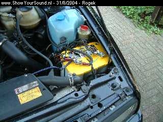 showyoursound.nl - RoGEKs VW Corrado G60 - rogek - thumb002.jpg - Spagetti om de optima yellowtop,BR35mm voedingskabel naar achter, 35mm massa kabel naar chassi, 16mm kabel naar dynamo