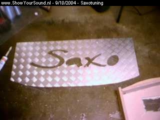 showyoursound.nl - tuned saxo - saxotuning - aaaa0010.jpg - dit de afwerking van de bodem. een mooi stukje traanplaat met het SAXO logo eruit gezaagd.