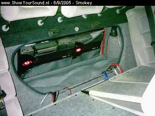showyoursound.nl - opel omega / RF install. - smokey - SyS_2005_9_6_22_21_26.jpg - deze twee achter de achterbank een RF 4004 en een RF3002 deze twee sturen de speakers  in de auto zelf aan.... meer als vermogen genoeg dus en klinkt prima..