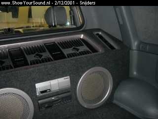 showyoursound.nl - Pretty sweet!! - snijders - Dsc00004.jpg - This is a picture of the trunk, with the custom made fibreglass amp rack and the sealed boxes for the subs. 