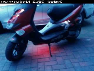 showyoursound.nl - een scooter met 500 watt - speedster17 - SyS_2007_2_20_18_10_3.jpg - neon in de onder kap en in de zijkant storbescoop lichten