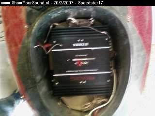 showyoursound.nl - een scooter met 500 watt - speedster17 - SyS_2007_2_20_18_7_17.jpg - zo licht de versterker op de bodem van me buddy