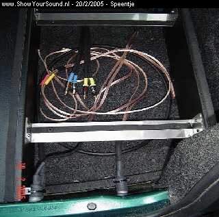 showyoursound.nl - DREAMCATCHER - speentje - mb_7.jpg - Op deze foto is duidelijk te zien hoe deze kabels door de koker lopen.