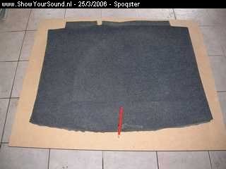 showyoursound.nl - Pimp My Sound - spoqster - SyS_2006_3_25_19_37_57.jpg - Voor de bodemplaat de vorm van het doek overtekenen op MDF plaat.