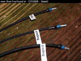 showyoursound.nl - Genesis & Micro precision - staart2 - SyS_2006_3_12_20_55_57.jpg - De iso stekkers achter de radio worden niet meer gebruikt.BREr voor in de plaats worden deze kabels getrokken,zijn 4mm en in de snakeskin.BRVia label gemerkt met massa -, constante voeding en schakel voeding.