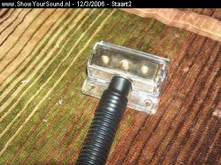 showyoursound.nl - Genesis & Micro precision - staart2 - SyS_2006_3_12_20_56_46.jpg - Het 50mm massaverdeelblok,met de kabel ook in ribbelslang en afgezet met krinpkous.