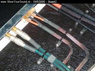 showyoursound.nl - Genesis & Micro precision - staart2 - SyS_2006_5_19_19_3_13.jpg - De bekabeling is allemaal goed vastgezet met kabelbinders met een oogje eraan om ze vast te zetten.