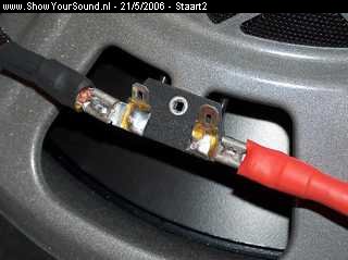 showyoursound.nl - Genesis & Micro precision - staart2 - SyS_2006_5_21_21_19_39.jpg - De 6mm speakerkabel is met kabelschoen op de connector gezet en daarna is de kabelschoen aan de connector gesoldeert.