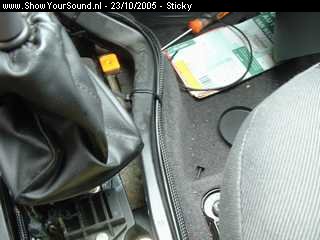 showyoursound.nl - hifonics zeus tocus - sticky - SyS_2005_10_23_12_33_26.jpg - ff een foto dat ke ziet dat hij door het midden van de auto ligt