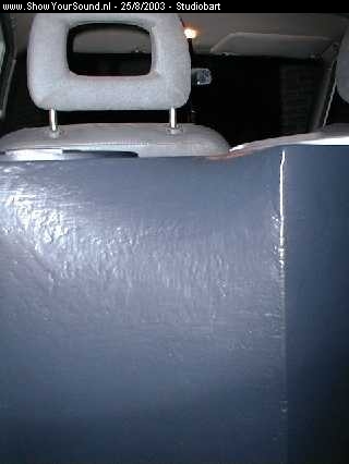 showyoursound.nl - Mijn Opel Corsa A - studiobart - 13.jpg - Een zijkant van de kist uit mdf 18 mm overtrokken met rekstof en geschilderd in het zwart