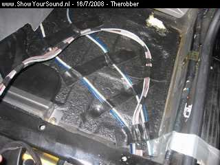 showyoursound.nl - Black noise - therobber - SyS_2008_7_16_22_45_52.jpg - pAan de andere kant van de auto lopen de Signaal kabels en de speaker kabels. Ook zijn deze weer vast gezet met bitumen./pBRpDe speaker kabel paren zijn bij elkaar gehouden d.m.v. Tape/p