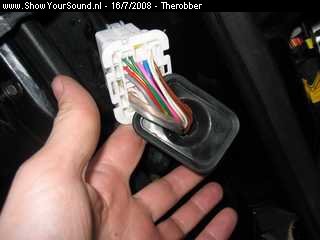 showyoursound.nl - Black noise - therobber - SyS_2008_7_16_22_46_31.jpg - pSpeaker kabel de deuren in geleid door de orignele rubber en Stekker./pBRpStekker is hiervoor uitgeboord/p