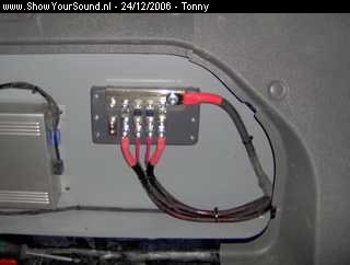showyoursound.nl - SQ instal in dagelijks auto - tonny - SyS_2006_12_24_22_45_0.jpg - Ik heb alle kabels op het zekering blok aangesloten, ook zijn alle kabels BRvast gezet. BR