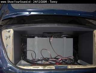 showyoursound.nl - SQ instal in dagelijks auto - tonny - SyS_2006_12_24_22_45_55.jpg - De boven plaat in de koffer bak gemonteerd. BR