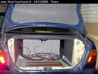 showyoursound.nl - SQ instal in dagelijks auto - tonny - SyS_2006_12_24_22_46_24.jpg - De woofer gemonteerd je kunt hier goed zien dat hij free air door de hoedeplank speeld. 