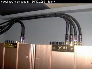 showyoursound.nl - SQ instal in dagelijks auto - tonny - SyS_2006_12_24_22_48_17.jpg - De rca kabels van AIV op de bijde versterkers aangesloten, en netjes vast gezet. 