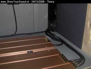 showyoursound.nl - SQ instal in dagelijks auto - tonny - SyS_2006_12_24_22_48_44.jpg - Hier nog een keer de rcas, ook zie je op de achtergrond de speaker kabels van de sub en de rechter speakers lopen natuurlijk ook weer vast gezet met trek bandjes. 