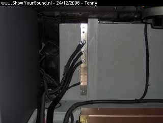 showyoursound.nl - SQ instal in dagelijks auto - tonny - SyS_2006_12_24_22_49_41.jpg - Hier zijn alle kabels aangesloten, ook de massa kabel die van voren af komt, de massa gaat niet via het chassis. 