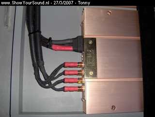 showyoursound.nl - SQ instal in dagelijks auto - tonny - SyS_2007_3_27_21_4_25.jpg - De aansluitingen op de versterker, de speaker kabels zijn in de banaan pluggen gesoldeerd en afgewerkt met krimkous. 